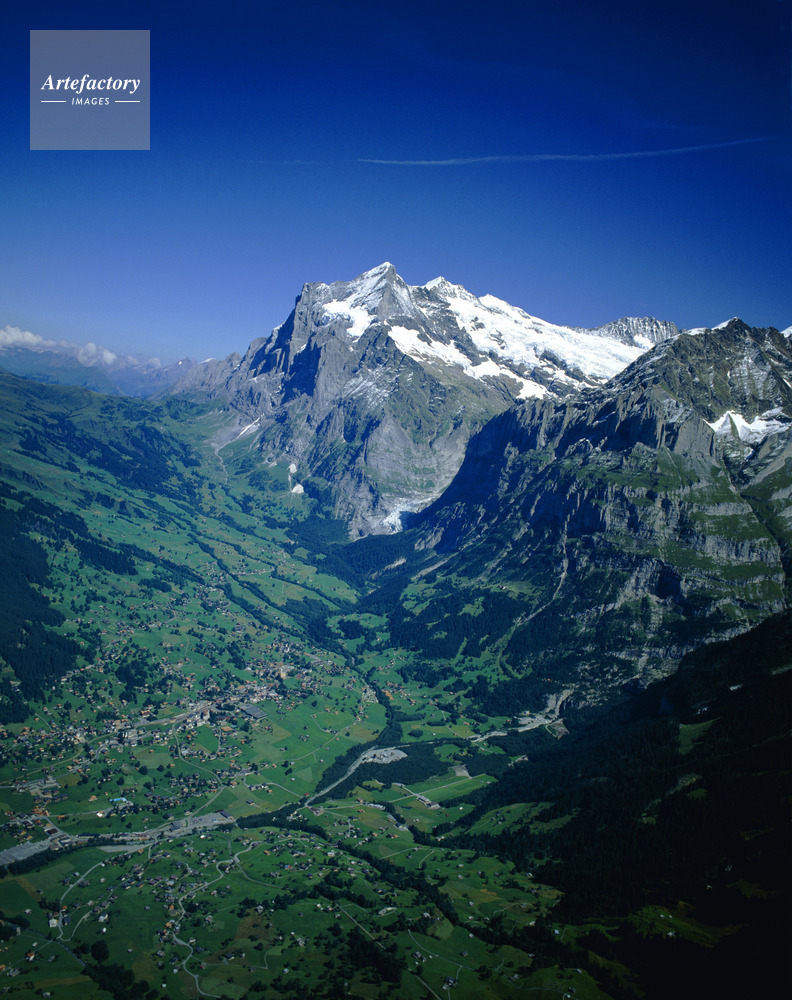 グリンデルワルトの村 ヴェッターホルン Wetterhorn 標高 3703m 山 Mountain ベルン州 Canton Of Berne ベルナー オーバーラント Berner Oberland ユングフラウ地方 Jungfrau グリンデルワルト グリンデルヴァルト Grindelwald 航空写真 Aero Photo Aerophotograph