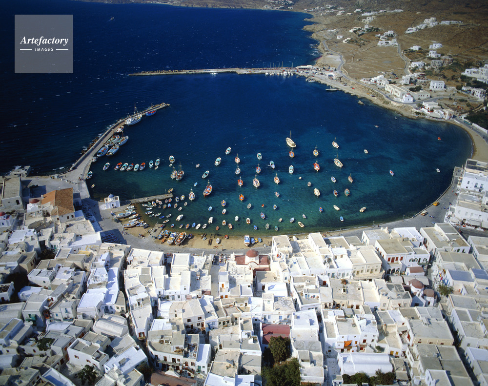 エーゲ海 Aegean Sea キクラデス諸島 Cyclades ミコノス島 Mykonos ミコノス島の港 港 Port 漁船 Fishing Boat 島 Island 海 Sea 海洋 Ocean 航空写真 Aero Photo