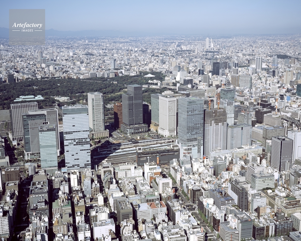 東京駅周辺の超高層ビル群とオフィス街