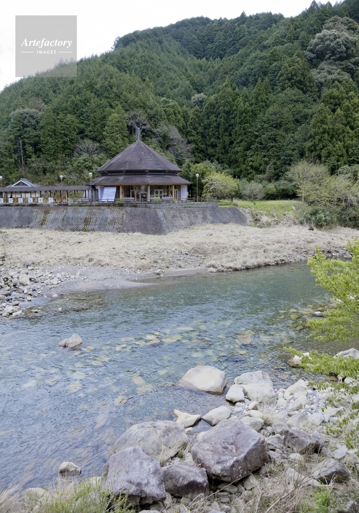 滝尻王子を流れる富田川と熊野古道館