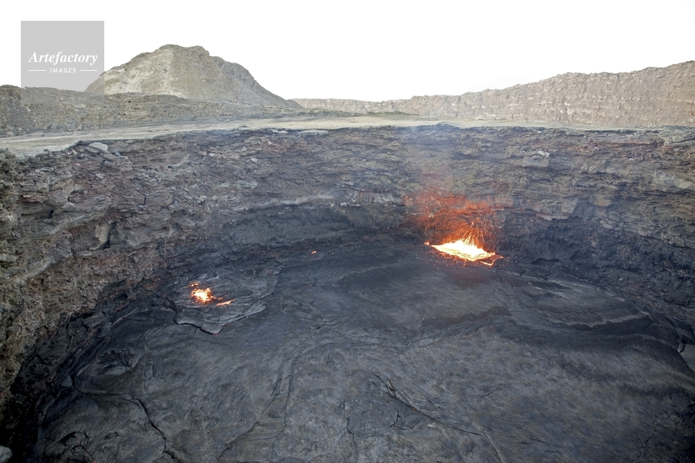 マグマが噴き出す溶岩湖 エルタ アレ火山