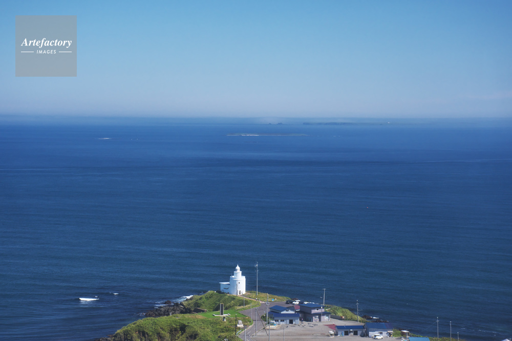 納沙布岬灯台と北方領土 水平線