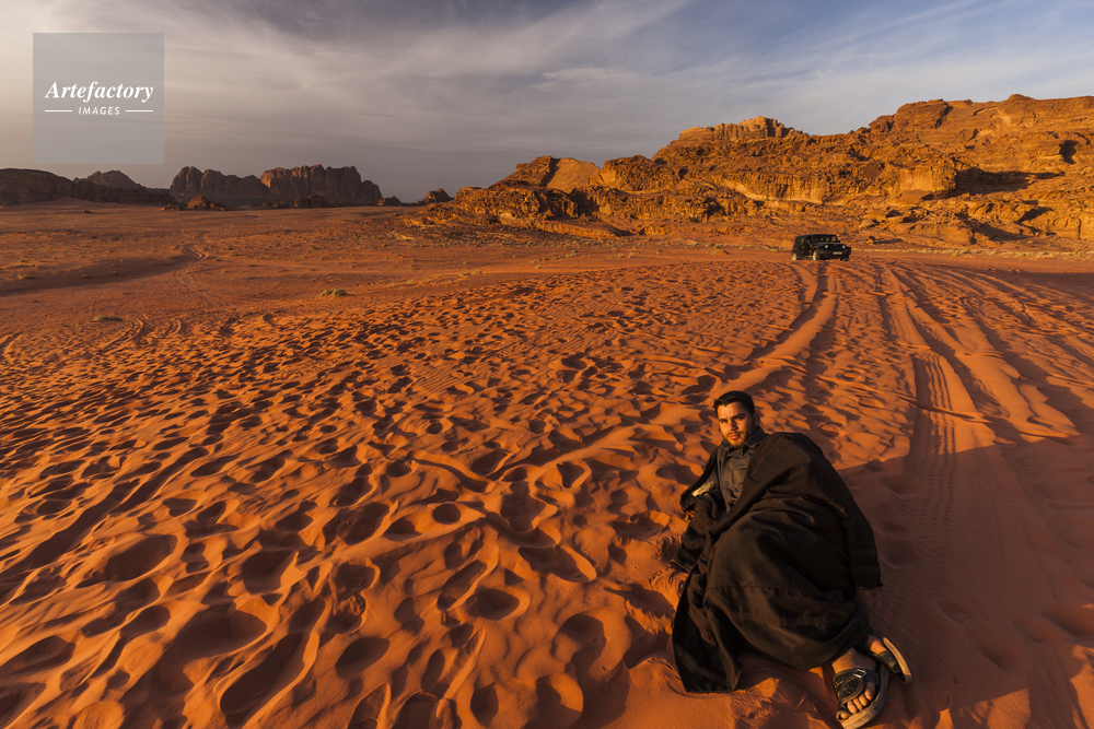 夕方のワディラムの砂漠と男