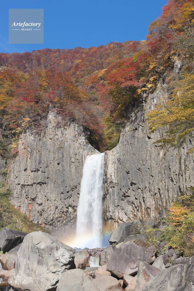 苗名滝の紅葉と虹